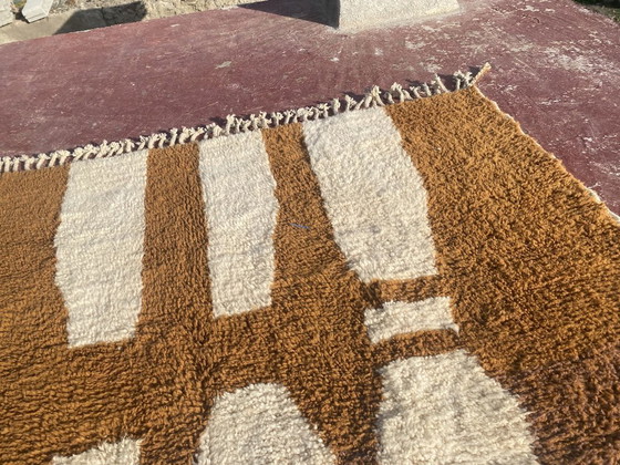 Image 1 of Vintage Beni Ouarain vloerkleed 330x230 cm – Handgeknoopt Marokkaans Berber tapijt – Wol in bruin en crème met minimalistisch 