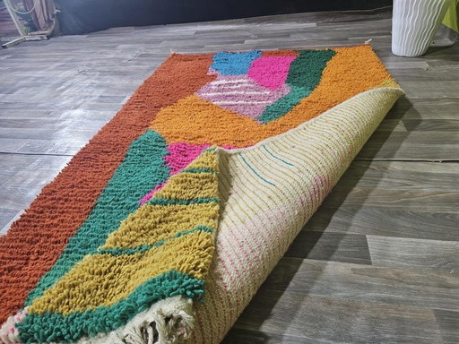 Handgeknüpfter marokkanischer Teppich mit farbenfrohen Mustern, 250 x 150 cm – Aime Té (photo 2 of 9)