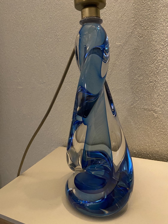 Image 1 of Val Saint Lambert gedraaide tafellamp van blauw/transparant kristal.