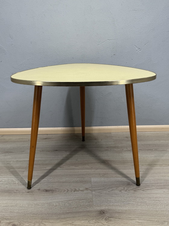 Image 1 of Tavolino vintage – piano in formica – treppiede – stile anni '50