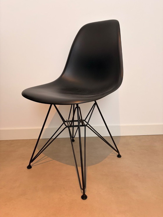 Image 1 of Vitra DSW arce negro