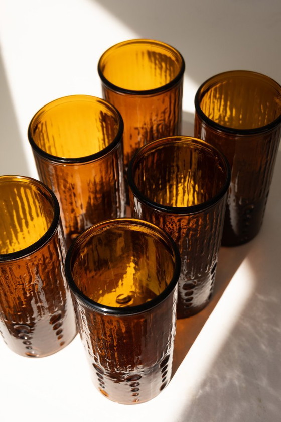 Juego de 6 vasos largos de color ámbar para bebidas, de vidrio prensado. – Vasos y jarras, Glass (photo 4 of 6)