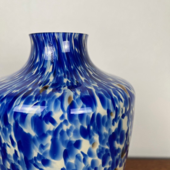 Image 1 of Vase en verre soufflé à effet moucheté bleu cobalt et blanc