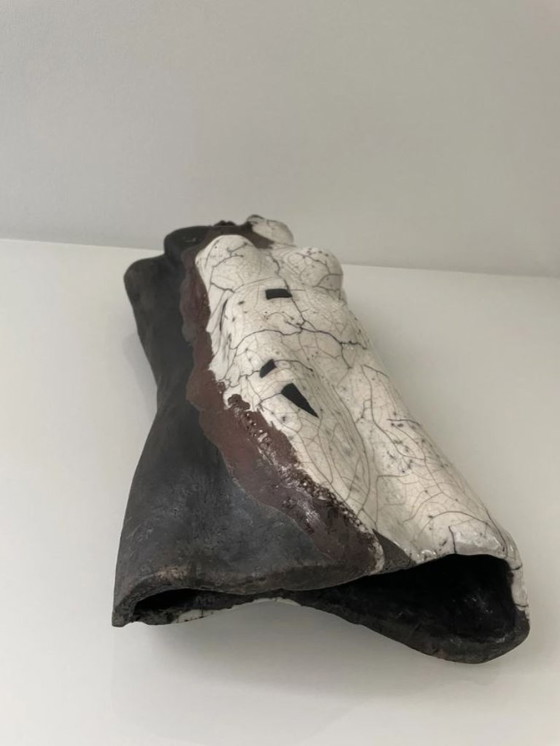 Image 1 of Torse féminin sculpté en céramique – glaçure raku
