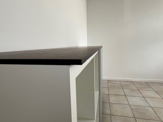 Molteni Systeem Pass hoge kast in kalkwit met schuifdeur in zilverglans glas en bovenblad in Wengé – Molteni&C (photo 4 of 5)