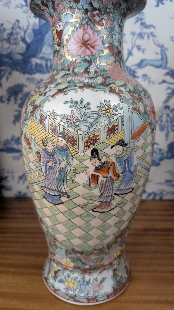 Image 1 of Vaso in porcellana cinese di Canton con decorazione a palazzo e floreale firmato Nian Qian Zhilong metà del XX secolo