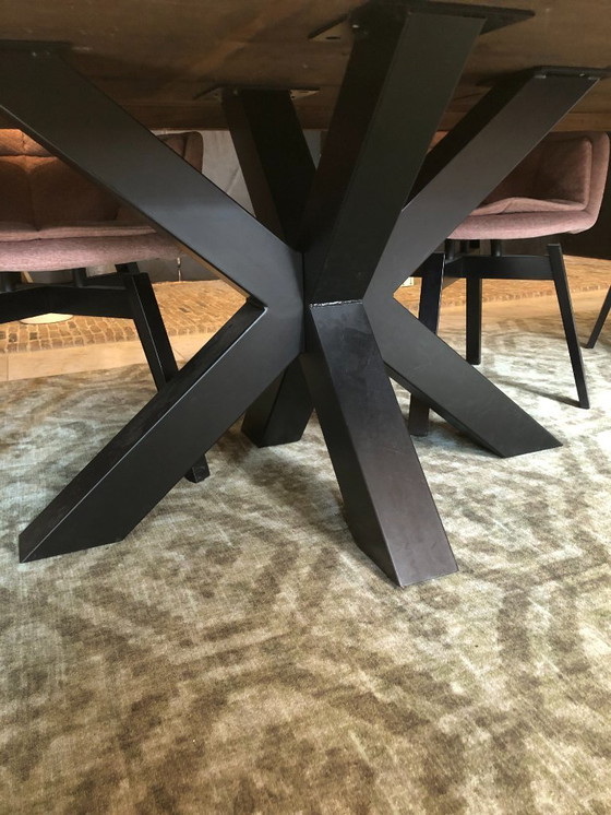 Image 1 of Table robuste en chêne massif avec 2 pieds croisés en métal