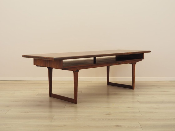Mesa de centro danesa de palisandro con estante, diseño moderno escandinavo de la década de 1960. (photo 5 of 12)