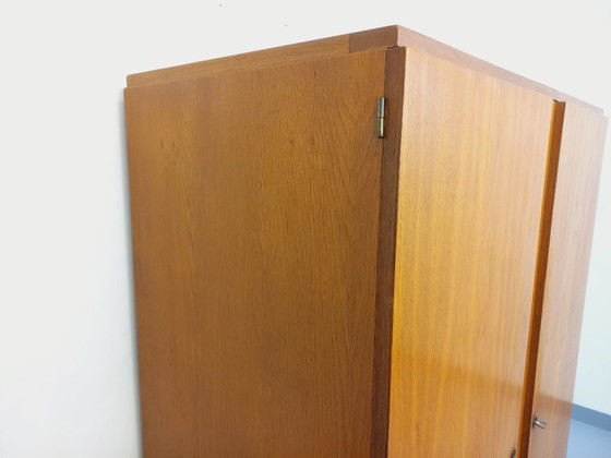 Image 1 of Armario antiguo de roble de la década de 1960.