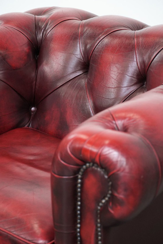 Image 1 of Chesterfield-Club-Sessel aus rotem englischem Rindsleder mit Ziernieten