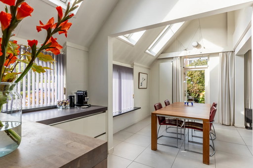 Beautiful Leolux dining table, model Vivre