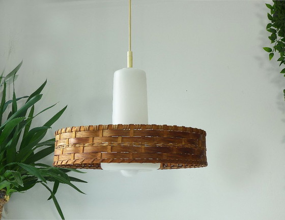 Image 1 of Vintage hanglamp DORIA uit de jaren 60/70, van glas en rotan, UFO-vormig ontwerp, Deens design.