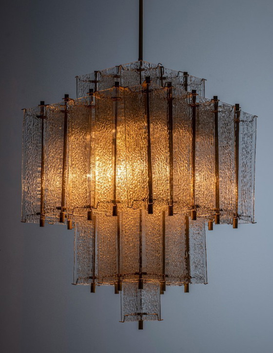Image 1 of Kroonluchter van messing en gestructureerd ijsglas, jaren 50, Oostenrijk