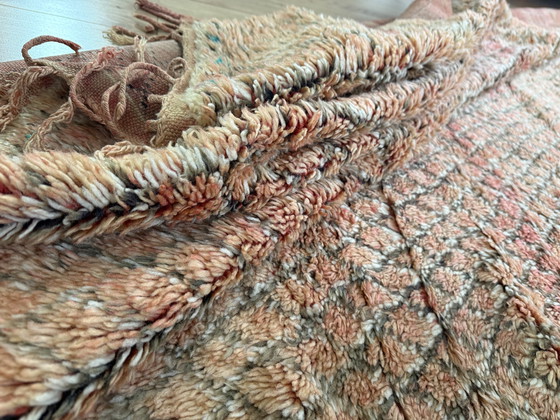 Image 1 of Vintage Marokkaans Berber tapijt in zachte perziktinten – 320 × 195 cm