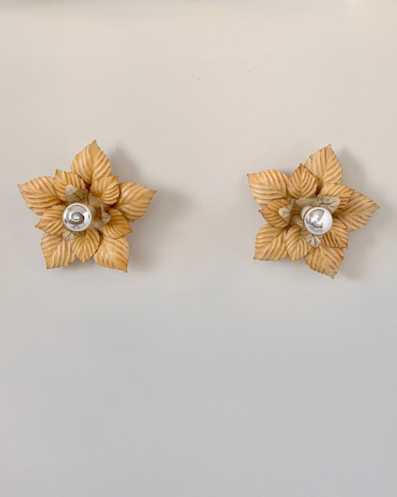 Pair of vintage "flower" Wall lights in beige painted metal, France 1970 (photo 2 of 6)
