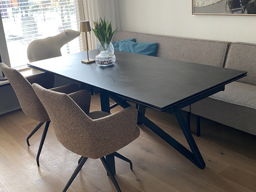 Belle table de salle à manger extensible avec plateau en céramique et piètement en acier, 180-220-260 cm