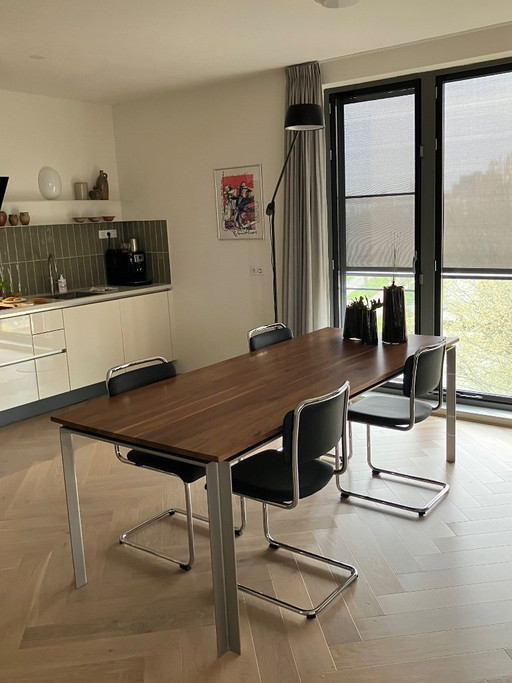 Grande table à manger design à vendre