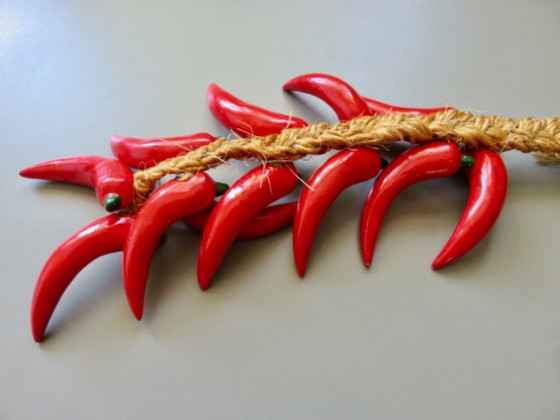 Image 1 of Ghirlanda di peperoni rossi di Espelette in ceramica, un souvenir dei Paesi Baschi.