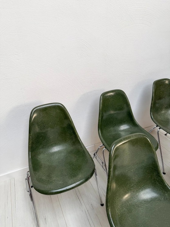 Image 1 of 1/25 Sedia laterale vintage Herman Miller Eames in fibra di vetro, verde oliva, Charles & Ray Eames, anni '70
