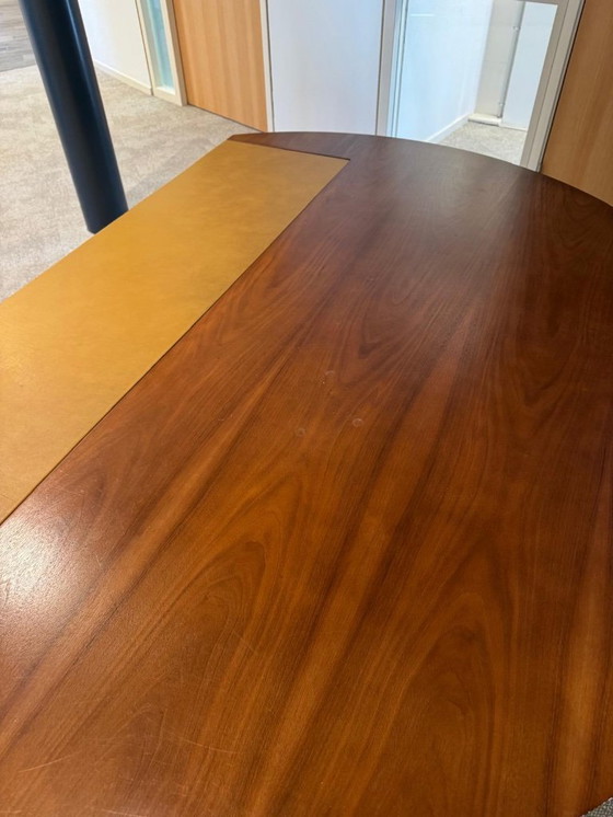 Image 1 of Vintage directiebureau met lederen inleg  en bijbehorende lage kast