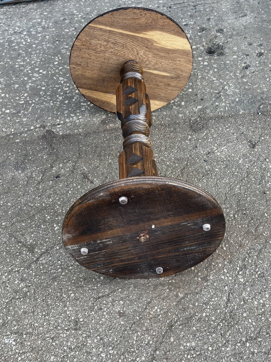 Image 1 of Bijzettafel en console van houtsnijwerk uit de jaren 1930