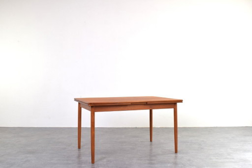 Uitschuifbare eettafel van Deens teakhout uit het midden van de 20e eeuw, jaren 60.