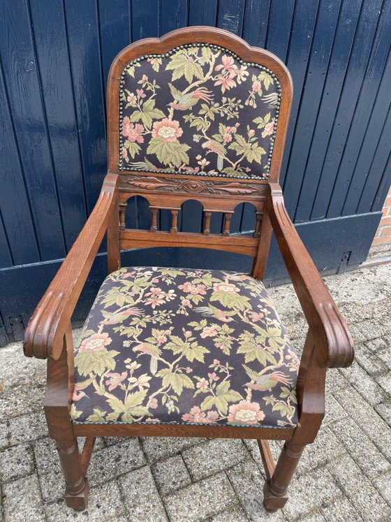 Ensemble de deux fauteuils anciens français ornés de tapisseries à motifs d'oiseaux et de fleurs – Textile (photo 3 of 7)