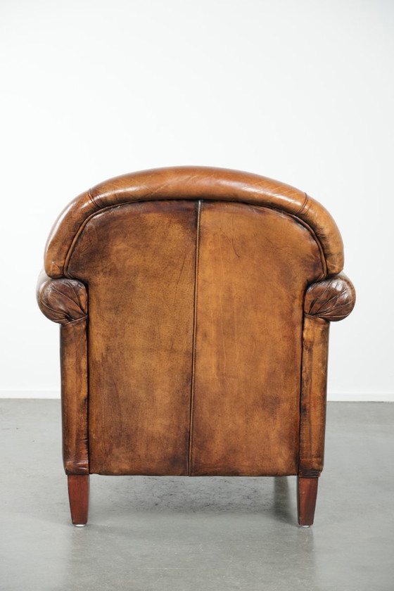 Image 1 of Karaktervolle schapenleren fauteuil met een mooie vintage look en een afwerking met siernagels