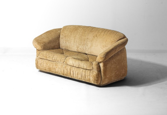 Image 1 of Italienisches Zweisitzer-Sofa aus beigefarbenem Samt, 1970er Jahre