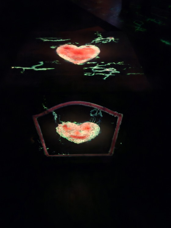 Image 1 of Uniek Epoxy Nachtkastje | Lichtenberg &Glow-in-the-Dark Hart