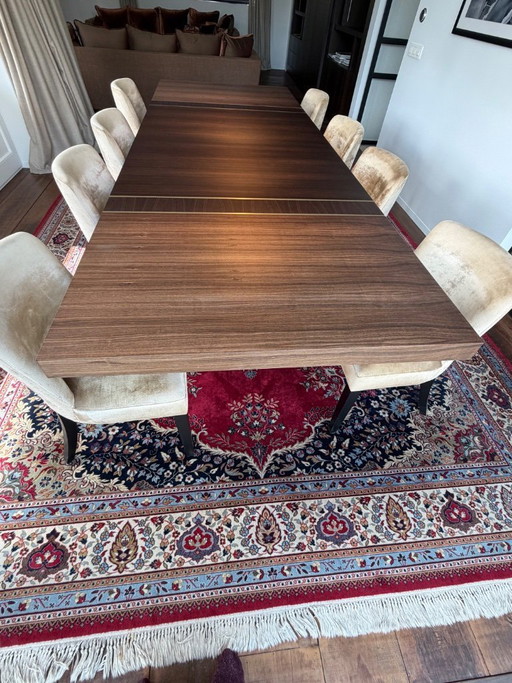 Tavolo da pranzo su misura in legno di macassar abbinato a 8 sedie e tappeto iraniano coordinato.