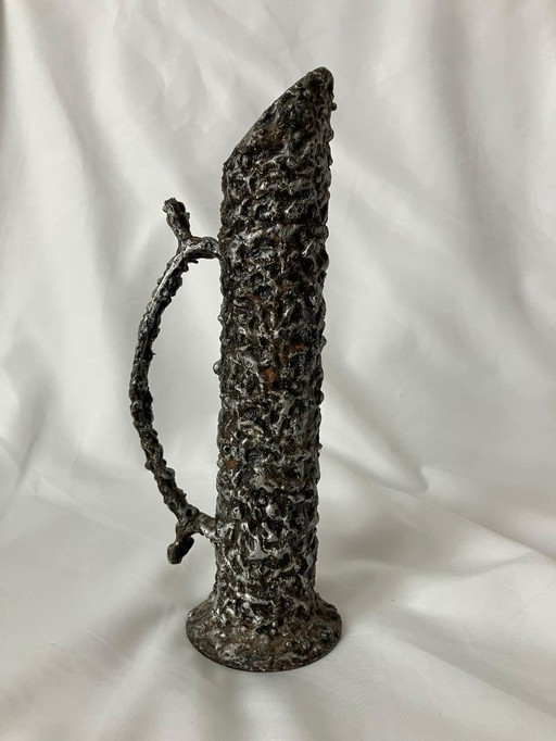 Vaso brutalista in ferro forgiato a mano