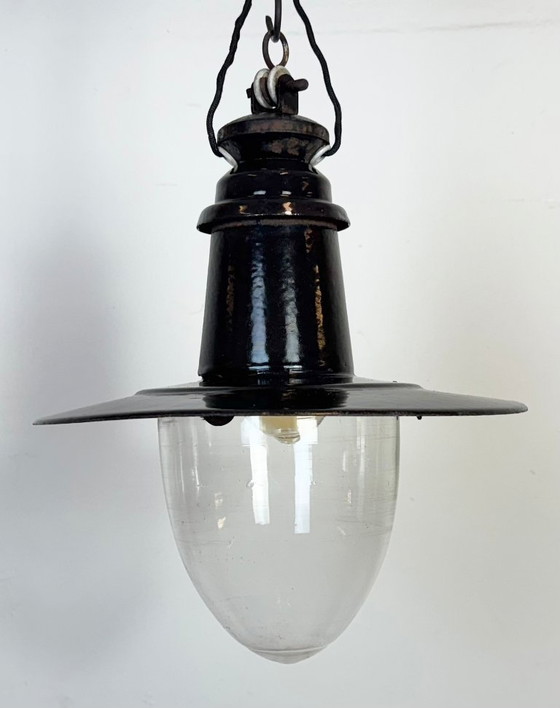 Image 1 of Industriële Duitse zwarte emaille hanglamp met glazen kap, jaren 30