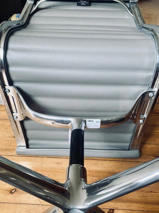 Vitra Aluminium Chairs EA 101 – Dining chairs, Leather (photo 3 of 10)