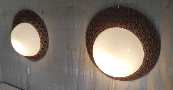Image 1 of Design wandlampen van hout met een bol van opaalglas - midden 20e eeuw