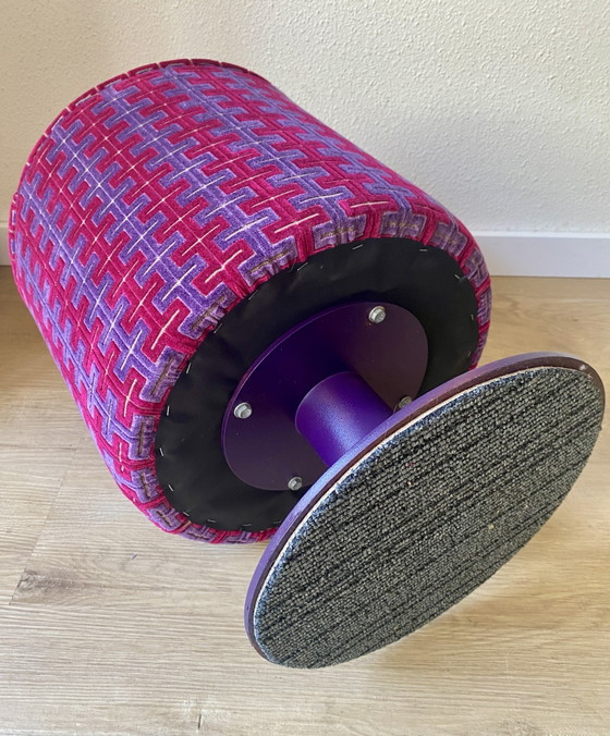 Un oggetto d'arredo unico e accattivante, realizzato con materiali di riciclo: un pouf con il design di (photo 9 of 12)