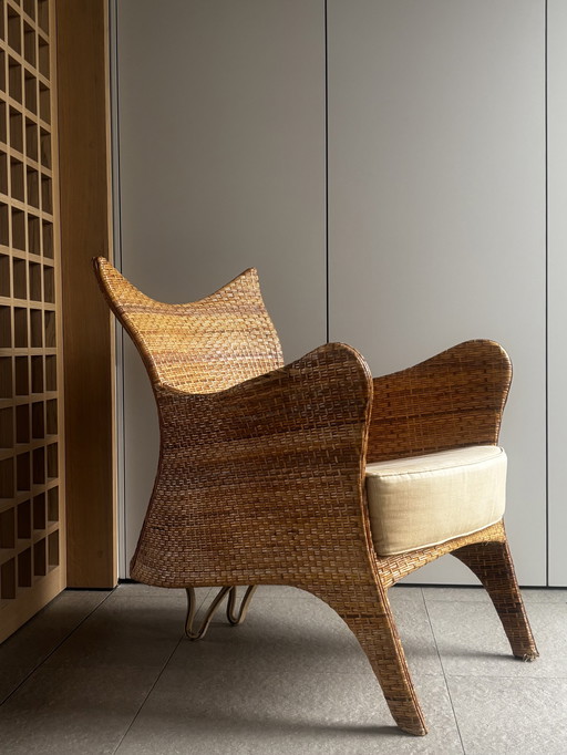 Sillón de ratán orgánico: diseño escultural