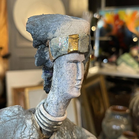 La Sculpture Céramique Le Guerrier en Émail et Dorure de Klara Reynders, 1987 – Ceramic, Surrealism (photo 5 of 18)