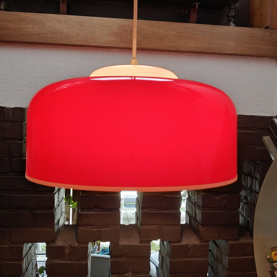 Image 1 of Lampada a sospensione vintage italiana in vetro opalino rosso – design futuristico, anni '70