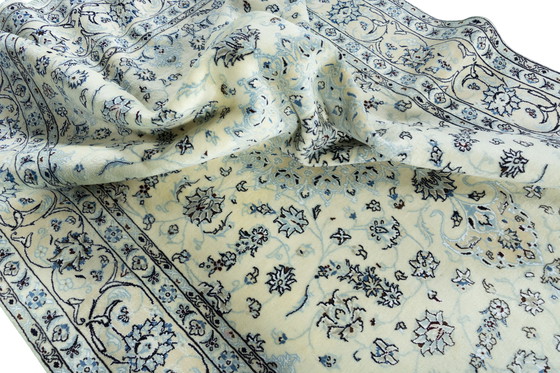 Image 1 of Handgeknoopt Nain 9La oosters tapijt - 291 x 195 cm - Fijne details met zijde in crème en blauw