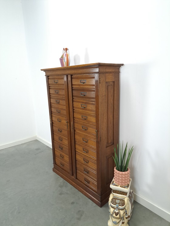 Image 1 of Ancienne commode d'archives en bois