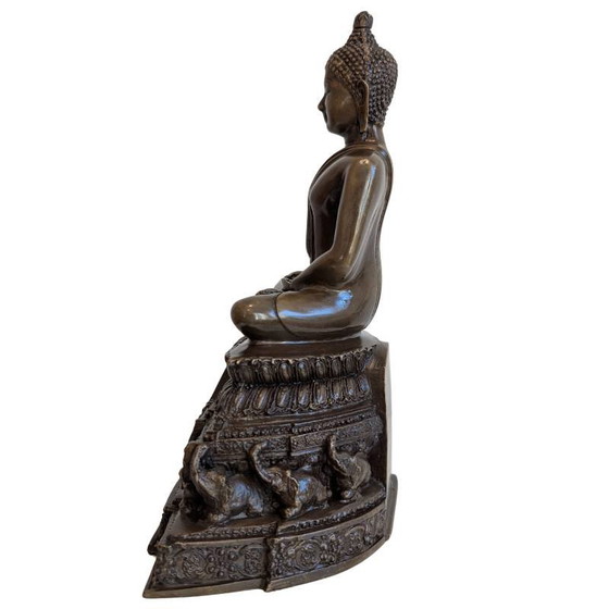 Boeddha in meditatie op olifantenvoetstuk – kavel 143 – Beeldhouwkunst (photo 7 of 10)