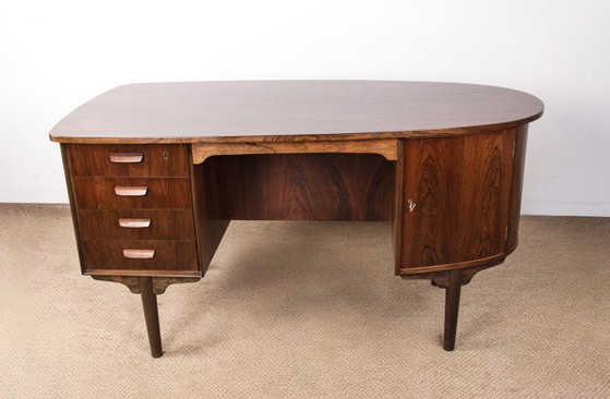 Image 1 of Bureau Danois ovale en palissandre par Gunni Omann 1960.