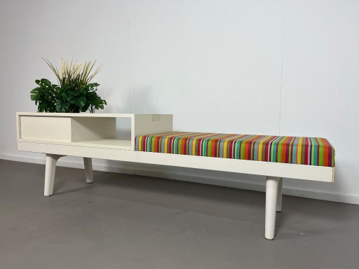 Panchina Level 34 con fioriera, progettata da Werner Aisslinger per Vitra nel 2004.