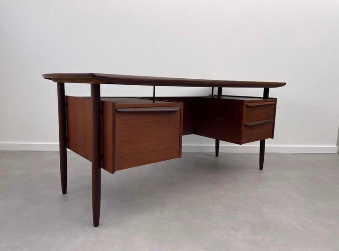 Bureau iconique en teck du milieu du siècle, conçu par Tijsseling pour Hulmefa dans les années 1960.
