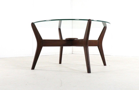 Image 1 of Ronde salontafel Engels met glas 'Summerseat' vintage