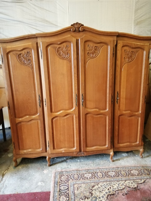 Grote vintage kledingkast 