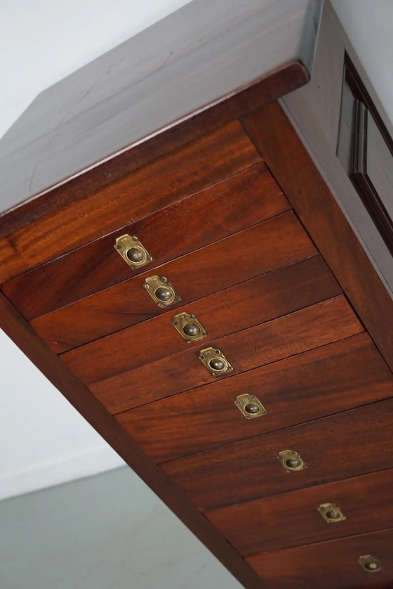 Image 1 of Vitrina antigua inglesa de caoba, siglo XIX