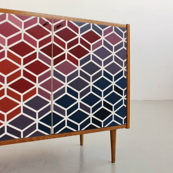 Image 1 of Kast uit het midden van de 20e eeuw met een handgeschilderd geometrisch patroon, kleurrijke vintage uit de jaren 60.