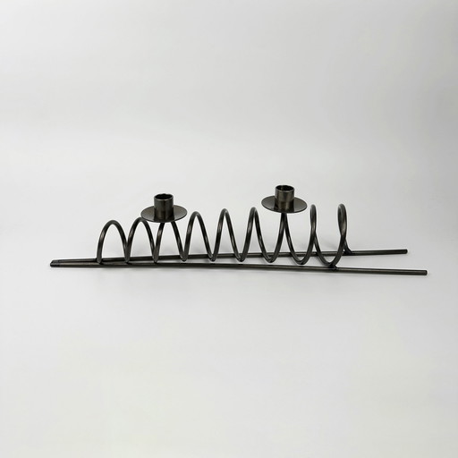 Candelabro de metal posmoderno con espiral negra en zigzag Memphis